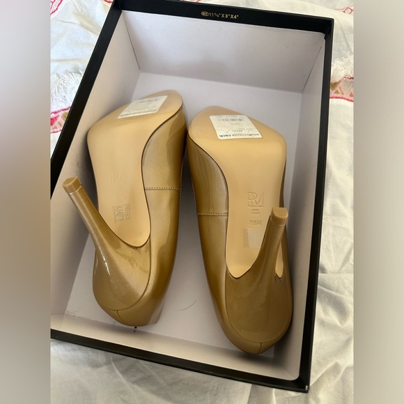 Pelle Moda Gold Mettalic Heels 8.5M- Size - Picture 5 of 5